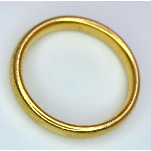 1207 - A 22K GOLD BAND RING .   4.2gms   size L