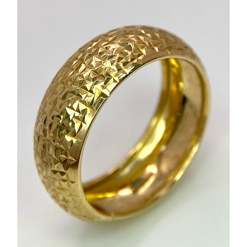 1281 - A 9K GOLD BAND RING WITH GEOMETRIC PATTERN . 1.4gms   size R