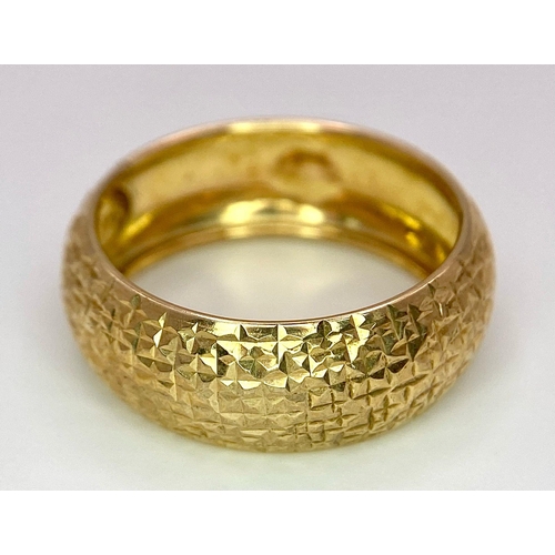 1281 - A 9K GOLD BAND RING WITH GEOMETRIC PATTERN . 1.4gms   size R