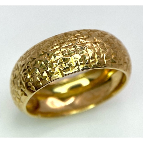 1281 - A 9K GOLD BAND RING WITH GEOMETRIC PATTERN . 1.4gms   size R