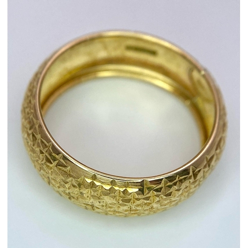 1281 - A 9K GOLD BAND RING WITH GEOMETRIC PATTERN . 1.4gms   size R