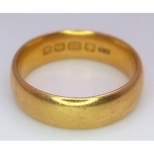 1221 - A 22K GOLD BAND RING .   6.6gms   size M