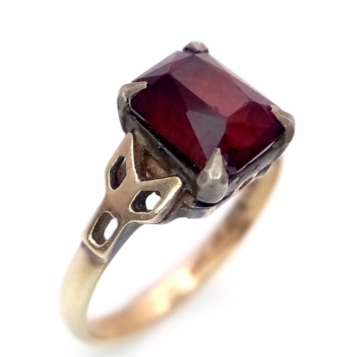 1320 - A Vintage 9K Yellow Gold Garnet Ring. Size M. 2.4g weight.