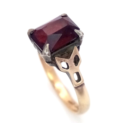 1320 - A Vintage 9K Yellow Gold Garnet Ring. Size M. 2.4g weight.