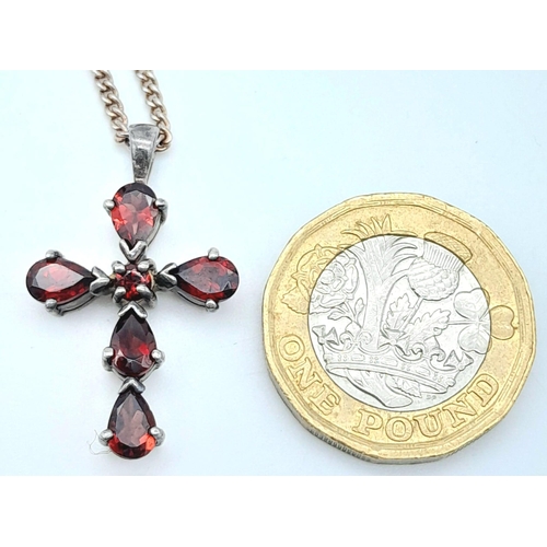 1476 - A vintage 925 silver Garnet cross pendant on silver chain. Total weight 6G. Total length 40cm.