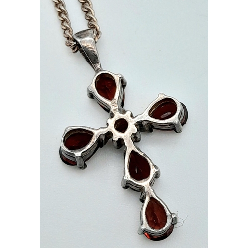 1476 - A vintage 925 silver Garnet cross pendant on silver chain. Total weight 6G. Total length 40cm.