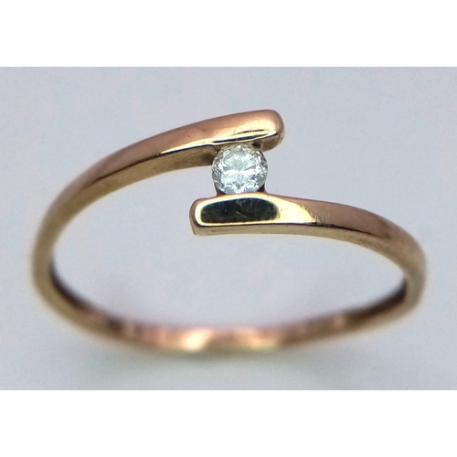 1340 - A 9K Yellow Gold White Zircon Crossover Ring. Size O. 0.7g