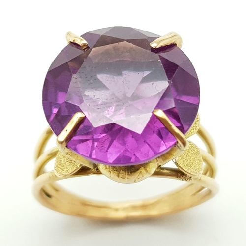 1383 - A Vintage 14K Gold Large Alexandrite Ring. Size O. 7.4g total weight.