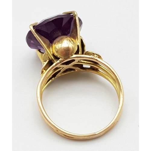 1383 - A Vintage 14K Gold Large Alexandrite Ring. Size O. 7.4g total weight.