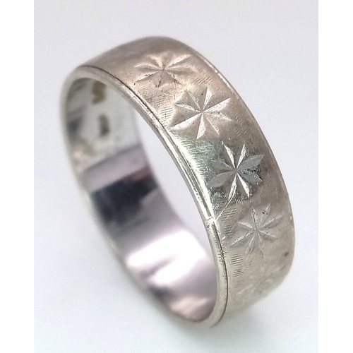 1261 - A Vintage White Gold Band Ring with Geometric Pattern. Size N. 3.55g weight.