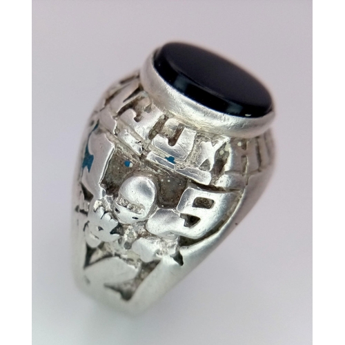 1267 - A Vintage Men’s American Football Hallmarked Silver Onyx Ring Size X. Ring is set with a 1.1cm Long ... 