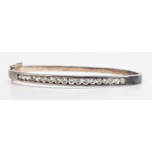 1272 - A vintage 925 silver stone set click-on bangle. Total weight 12.6G. Diameter 6.5cm.