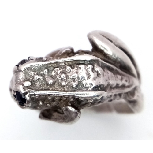 1321 - A vintage sterling silver frog ring. Total weight 4G. Size F.