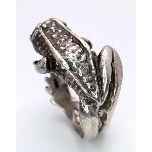 1321 - A vintage sterling silver frog ring. Total weight 4G. Size F.