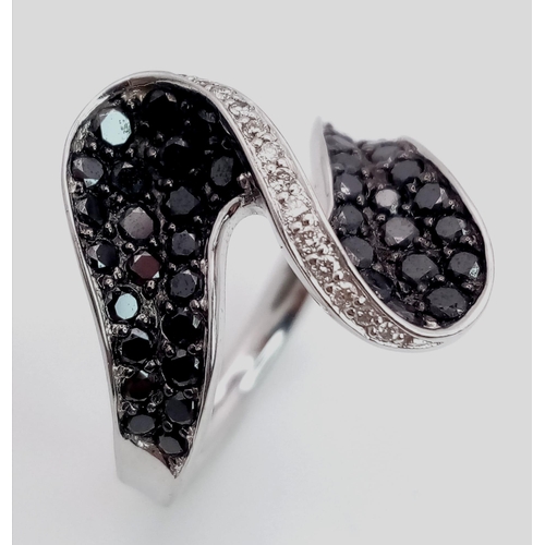 1346 - A FABULOUS DAY AND NIGHT BLACK AND WHITE DIAMOND DESIGNER RINF IN 18K WHITE GOLD .    7.6gms   size ... 