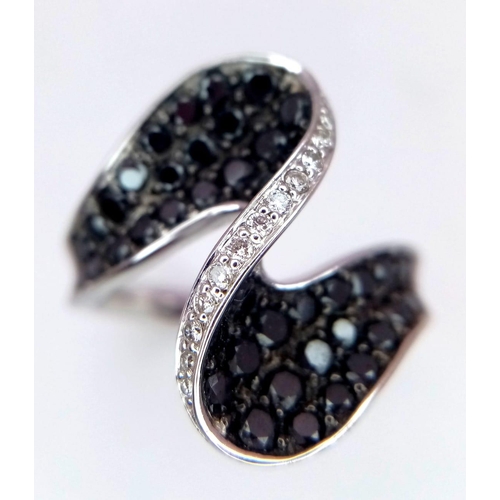 1346 - A FABULOUS DAY AND NIGHT BLACK AND WHITE DIAMOND DESIGNER RINF IN 18K WHITE GOLD .    7.6gms   size ... 