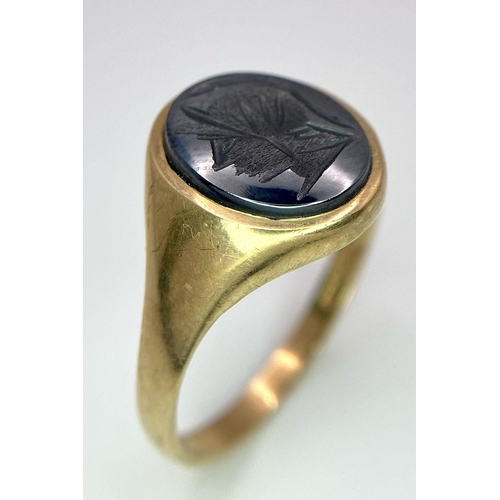 17 - A Vintage 9K Yellow Gold Onyx Signet Ring. Carved centurion decoration. Size T. 3g total weight.