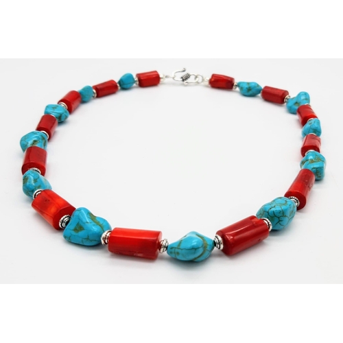 284 - A substantial, chunky red coral and turquoise nugget necklace, bracelet and earrings set, in a prese... 