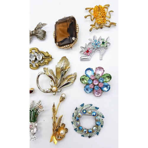 346 - A Selection of 18 Vintage Brooches, Various Deigns and Sizes.