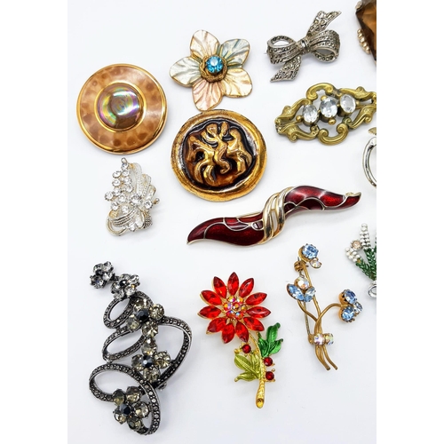 346 - A Selection of 18 Vintage Brooches, Various Deigns and Sizes.