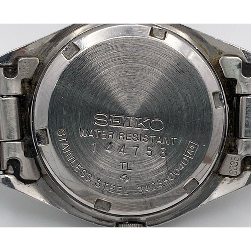 386 - A Vintage Seiko SQ Quartz Day Date Ladies Watch, Stainless Steel, 25mm diameter, Fits Wrist Size 16c... 