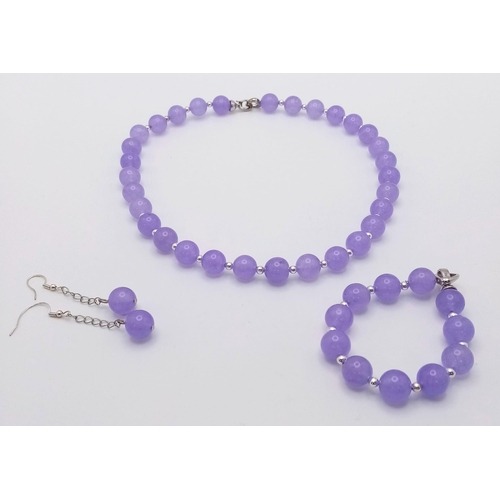 256 - A traditional, Chinese, top notch, Lavender Jade, necklace, bracelet and earrings set, in a presenta... 