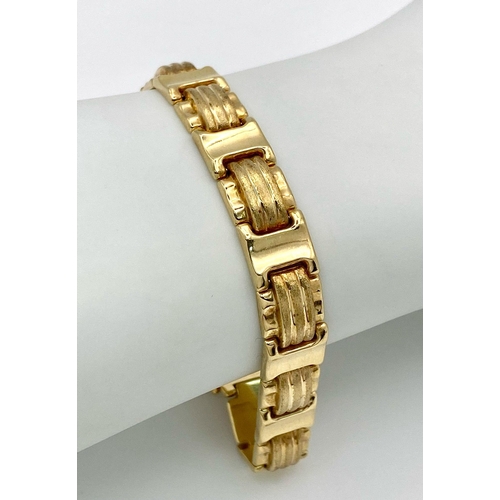 38 - A Stylish 14K Yellow Gold Belt Buckle Link Bracelet. 18cm. 13.9g weight.