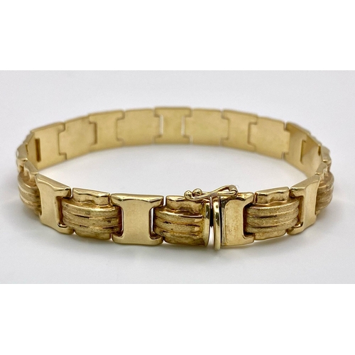 38 - A Stylish 14K Yellow Gold Belt Buckle Link Bracelet. 18cm. 13.9g weight.