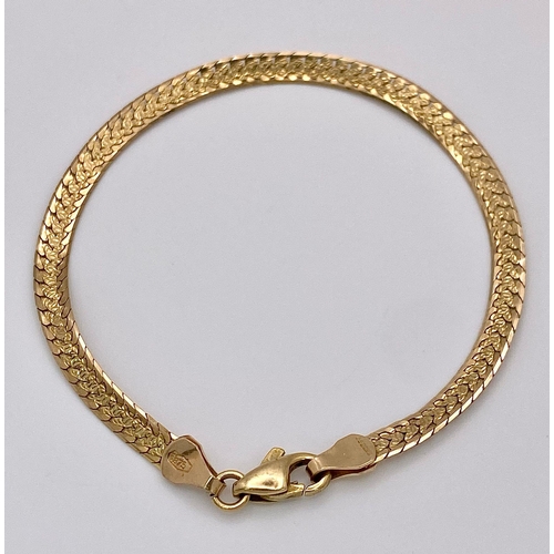 421 - A Vintage 9K Yellow Gold Flat Link Bracelet. 17cm length. 3.7g weight.