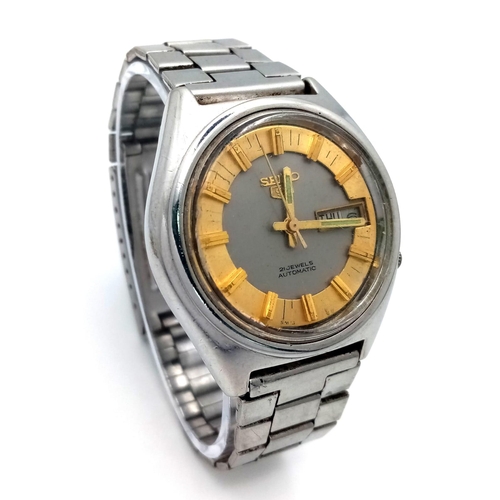 520 - A Vintage Seiko 5 Automatic Gents Watch. Stainless steel bracelet and case - 38mm. Two tone dial wit... 