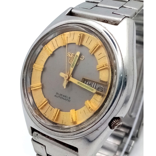 520 - A Vintage Seiko 5 Automatic Gents Watch. Stainless steel bracelet and case - 38mm. Two tone dial wit... 