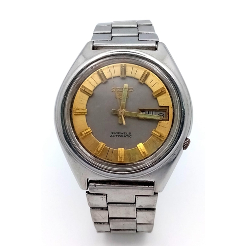 520 - A Vintage Seiko 5 Automatic Gents Watch. Stainless steel bracelet and case - 38mm. Two tone dial wit... 