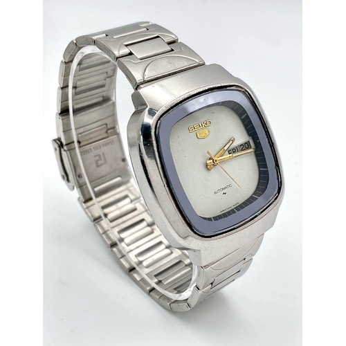 584 - A Vintage Seiko 5 Automatic Gents Watch. Stainless steel bracelet and case - 38mm. White dial with d... 