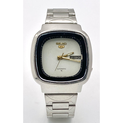 584 - A Vintage Seiko 5 Automatic Gents Watch. Stainless steel bracelet and case - 38mm. White dial with d... 