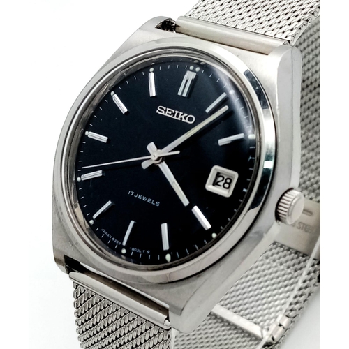 834 - A Vintage Seiko Automatic Gents Watch. Stainless steel bracelet and case - 38mm. Blue dial with date... 