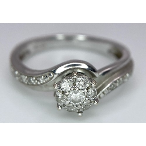 1284 - A 9K WHITE GOLD 0.25CT DIAMOND CLUSTER RING. TOTAL WEIGHT 2.4G. SIZE L