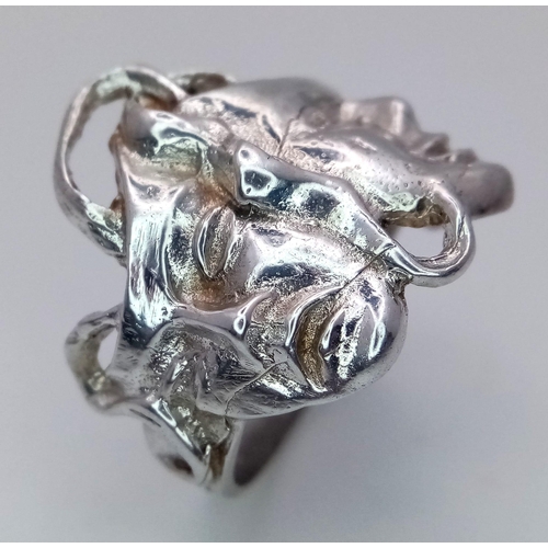 1291 - AN INTERESTING STERLING SILVER THEATRE THEMED RING, INSPIRED FROM A COMEDY & A TRAGEDY MASKS, WEIGHT... 