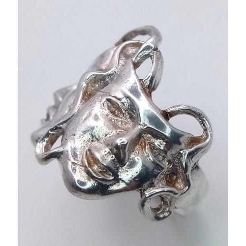 1291 - AN INTERESTING STERLING SILVER THEATRE THEMED RING, INSPIRED FROM A COMEDY & A TRAGEDY MASKS, WEIGHT... 