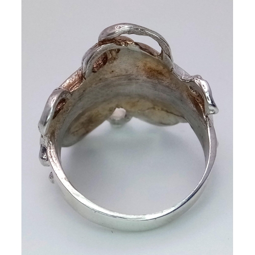 1291 - AN INTERESTING STERLING SILVER THEATRE THEMED RING, INSPIRED FROM A COMEDY & A TRAGEDY MASKS, WEIGHT... 