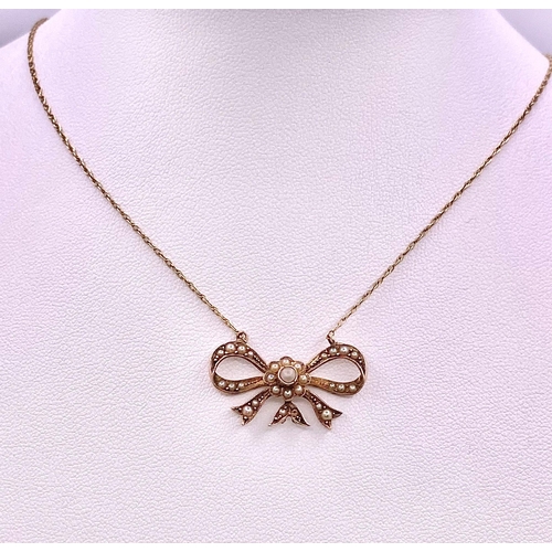 194 - A 9KT Yellow Gold Necklace with a beautiful Bow, Pearl set Pendant. 
Measuring 50cm in length, this ... 