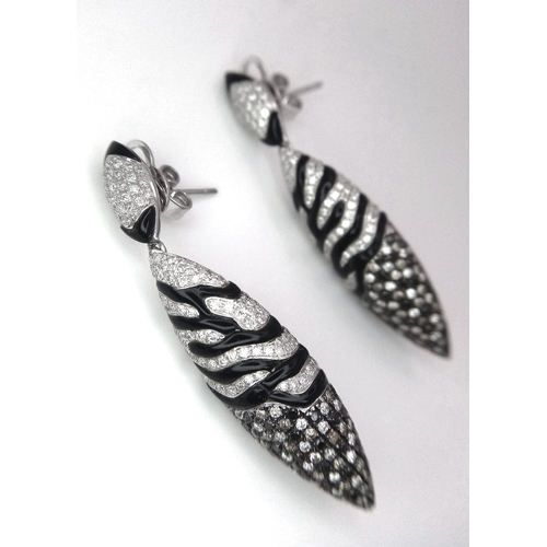 462 - Stunning pair of 18kt White Gold, Diamond encrusted Drop Earrings.
A unique 'pea-pod ' design adorne... 