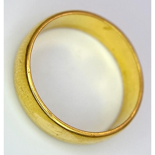 100 - A 22 K yellow gold wedding band ring, fully hallmarked, size: M, weight 4.5 g.