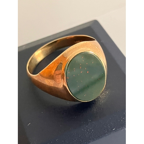 126 - Gentlemans 9 ct GOLD and BLOODSTONE SIGNET RING. 5 grams. Size W 1/2.