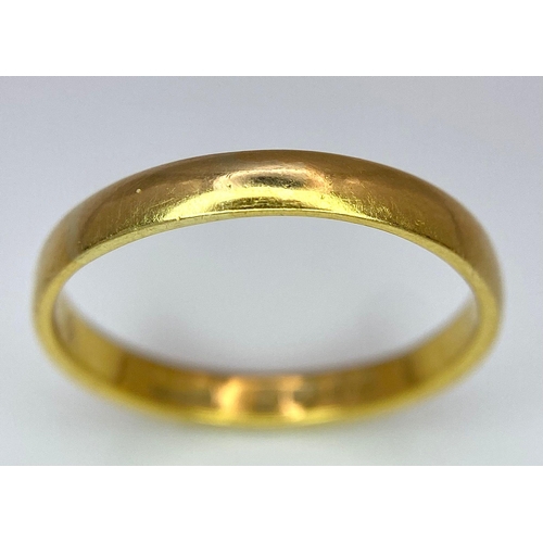 128 - A 22 K yellow gold wedding band ring, fully hallmarked, size: Q, weight: 3.3 g.