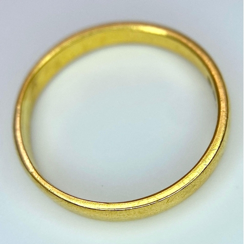 128 - A 22 K yellow gold wedding band ring, fully hallmarked, size: Q, weight: 3.3 g.