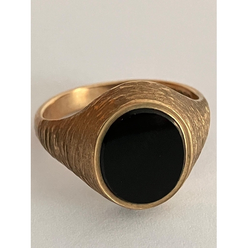 154 - Gentlemans 9 carat GOLD and BLACK ONYX SIGNET RING. Attractive textured shank. Full UK hallmark. 6.9... 