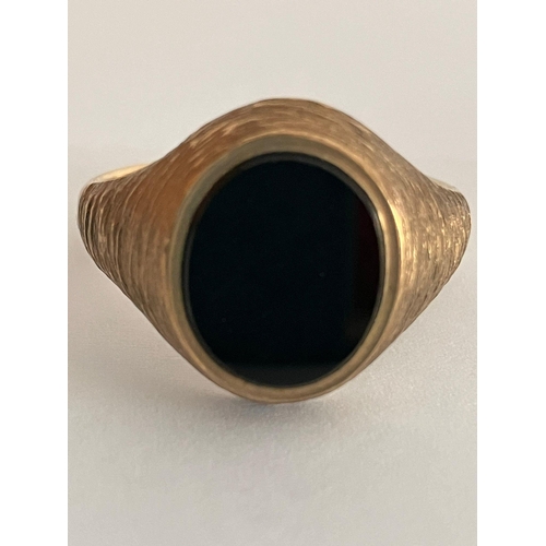 154 - Gentlemans 9 carat GOLD and BLACK ONYX SIGNET RING. Attractive textured shank. Full UK hallmark. 6.9... 