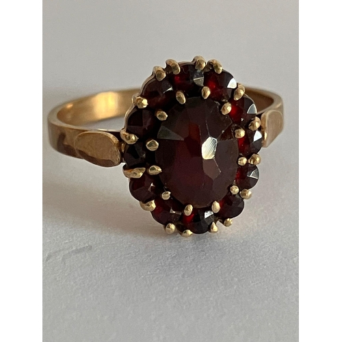 280 - Impressive 9 carat GOLD and GARNET RING. Having large faceted centre GARNET, with Garnet Gemstone su... 