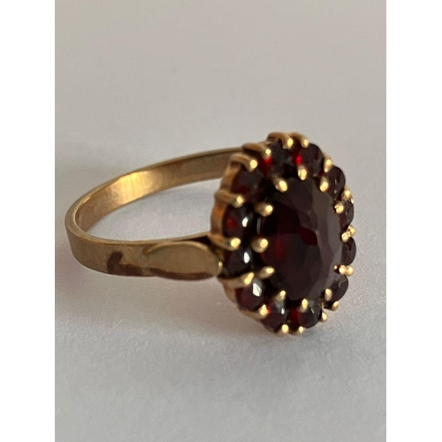 280 - Impressive 9 carat GOLD and GARNET RING. Having large faceted centre GARNET, with Garnet Gemstone su... 