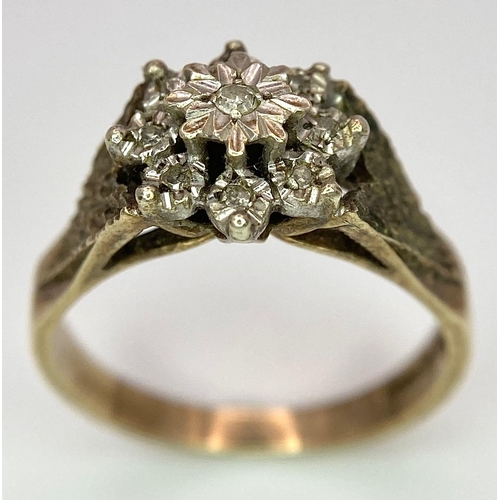 282 - A vintage, 9 K yellow gold ring with a cluster of diamonds. Size: N, weight: 3.4 g.